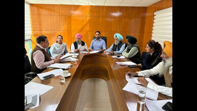 Mohali mayor Amarjit Singh Sidhu chairing the F&CC meeting, where ₹25 lakh were approved for the new park. (HT PHOTO) Mohali mayor Amarjit Singh Sidhu chairing the F&CC meeting, where ₹25 lakh were approved for the new park. (HT PHOTO)
