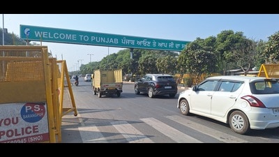 Normal traffic resumed on Faidan barrier-IISER road after farmers vacated the protest site in Mohali. (HT PHOTO)