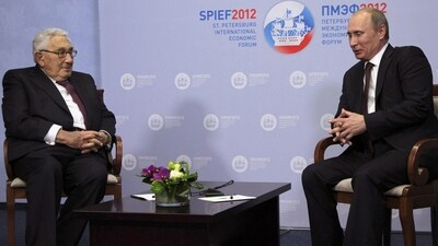 Russia's President Vladimir Putin speaks with former US Secretary of State Henry Kissinger during the St. Petersburg International Economic Forum in St. Petersburg in 2012. (REUTERS)