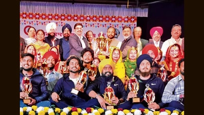 The overall trophy was received by Panjab University’s youth welfare director Rohit Kumar Sharma and assistant director youth welfare Tejinder Gill. (HT PHOTO)
