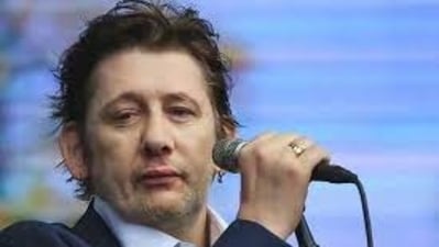 MacGowan brought Irish traditional music to a huge new audience in the late 1980s by splicing it with punk. MacGowan brought Irish traditional music to a huge new audience in the late 1980s by splicing it with punk.