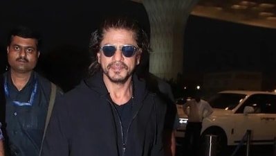 Shah Rukh Khan waits patiently for security check at Mumbai airport Shah Rukh Khan waits patiently for security check at Mumbai airport