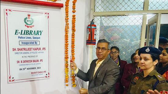Marking a significant step towards providing advanced learning resources for students, Haryana director general of police (DGP) Shatrujeet Kapur inaugurated the first-ever police e-library in Sonepat district on Thursday. (HT Photo)