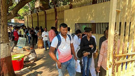 Navi Mumbai, India - Nov. 29, 2023:Long queue for exchanging ₹2000 notes at RBI Belapur in Navi Mumbai, India, on Wednesday, November 29, 2023. (Photo by / HT PHOTO) (HT PHOTO)