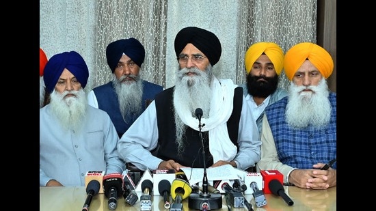 Shiromani Gurdwara Parbandhak Committee president Harjinder Singh Dhami (C) addressing a press conference in Amritsar on Thursday. (Sameer Sehgal/HT)