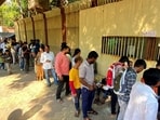 Long queue for exchanging  <span class='webrupee'>₹</span>2000 notes at RBI Belapur in Navi Mumbai. (Photo by / HT PHOTO)
