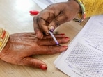 MP election results 2023: A polling official puts a mark with indelible ink on the finger of a voter prior to casting her vote at a polling booth for the Madhya Pradesh Assembly elections.(ANI)