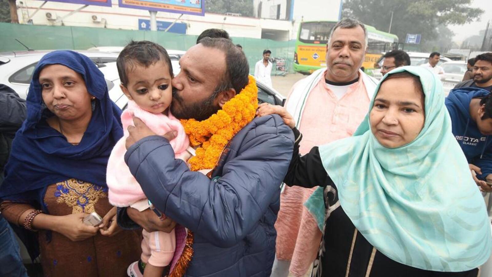 Workers rescued from Uttarakhand tunnel land in Patna, welcomed by labour minister - Vimarsana News