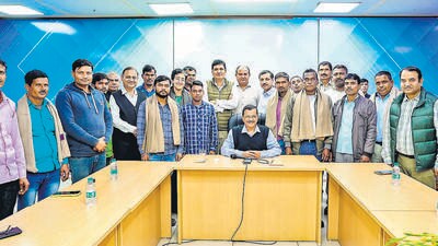 Delhi CM meets DJB workers involved in Silkyara rescue