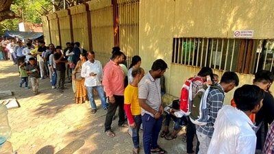 Long queue for exchanging  ₹2000 notes at RBI Belapur in Navi Mumbai. (Photo by / HT PHOTO) (HT PHOTO)