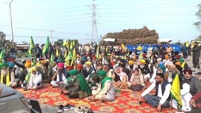 Farmers protesting on the Jalandhar-Pathankot highway on Friday. (Harpreet Kaur/HT)