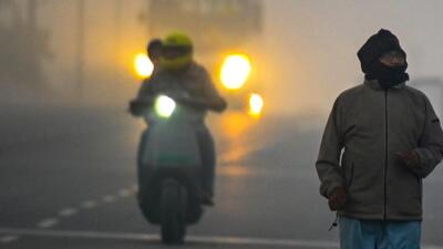 New Delhi, India- December 01, 2023: Commuters on Mayur Vihar Road in smoggy morning, in New Delhi, India, on Friday, December 01, 2023. (Photo by Sunil Ghosh / Hindustan Times) New Delhi, India- December 01, 2023: Commuters on Mayur Vihar Road in smoggy morning, in New Delhi, India, on Friday, December 01, 2023. (Photo by Sunil Ghosh / Hindustan Times)