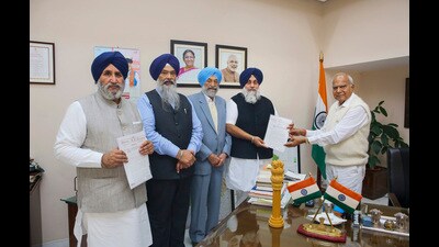 Punjab governor Banwarilal Purohit receives a memorandum from Shiromani Akali Dal (SAD) chief Sukhbir Singh Badal and other party leaders in Chandigarh on Friday. (PTI)