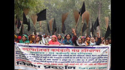 Sanitation workers protest in Gurugram on Friday. (Parveen Kumar) Sanitation workers protest in Gurugram on Friday. (Parveen Kumar)