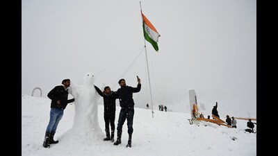 Tourists enjoy fresh snowfall in Sonamarg, Ganderbal on Friday. (Waseem Andrabi/HT) Tourists enjoy fresh snowfall in Sonamarg, Ganderbal on Friday. (Waseem Andrabi/HT)