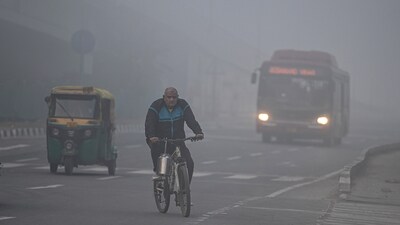 Commuters out at NH 24 near Akshardham Temple on a smoggy morning amid rising air pollution levels Delhi NCR, in New Delhi. (Photo by Sanjeev Verma/ Hindustan Times) Commuters out at NH 24 near Akshardham Temple on a smoggy morning amid rising air pollution levels Delhi NCR, in New Delhi. (Photo by Sanjeev Verma/ Hindustan Times)