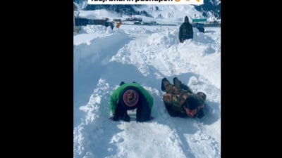 Snapshot of the woman doing pushups with the soldier. (Instagram/@Neha Bangia)