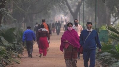 Morning walkers out in warm clothes on a cold winter morning at Green Park, New Delhi, India, on Friday, November 6, 2020. (Amal KS/HT PHOTO) Morning walkers out in warm clothes on a cold winter morning at Green Park, New Delhi, India, on Friday, November 6, 2020. (Amal KS/HT PHOTO)