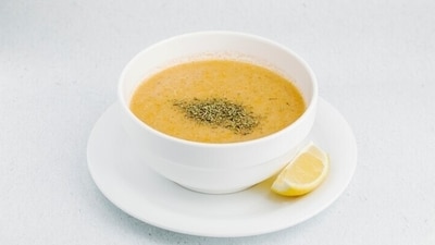 Soup: Simple vegetables soups with spices like black pepper, ginger, cumin, coriander like - zucchini, asparagus and peas (blended), carrot and ginger (blended), green beans, zucchini, carrot, peas (chunky in a simple broth) etc can be consumed when you have gut health issues and low energy.&nbsp; (Freepik)