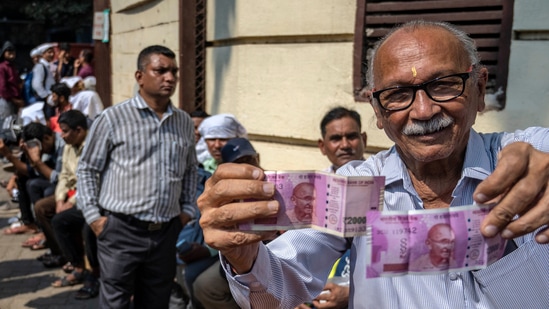 A man standing in queue at RBI offices in Mumbai to swap ₹2000 notes. (Hindustan Times)