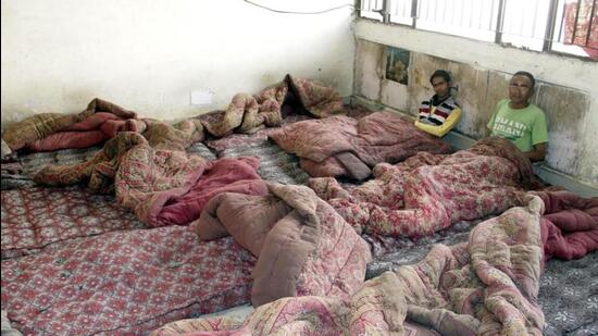 With the city witnessing a dip in the mercury, the night shelters of Ludhiana Municipal Corporation (MC) are now open for the homeless. (HT File Photo)