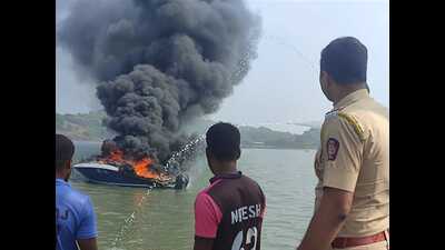 It was only after the boat ended up on the shore that the fire brigade could put out the blaze around 5.30 pm, he said. It was only after the boat ended up on the shore that the fire brigade could put out the blaze around 5.30 pm, he said.