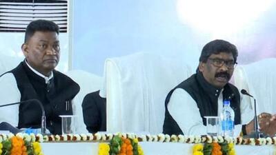 Labour minister Satyanand Bhokta with CM Hemant Soren. (HT)
