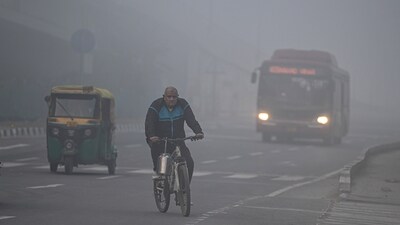 Commuters out at NH 24 near Akshardham Temple on a smoggy morning amid rising air pollution levels Delhi NCR. (Photo by Sanjeev Verma/ Hindustan Times) (Hindustan Times) Commuters out at NH 24 near Akshardham Temple on a smoggy morning amid rising air pollution levels Delhi NCR. (Photo by Sanjeev Verma/ Hindustan Times) (Hindustan Times)