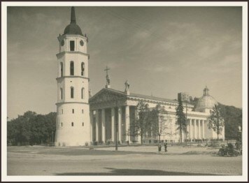 Through historical photographs, this exhibition vividly depicts the evolution of Vilnius (Lithuania's capital). Through historical photographs, this exhibition vividly depicts the evolution of Vilnius (Lithuania's capital).