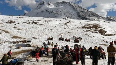 Tourist arrival picks up in Kullu-Manali region, hotel industry hopes for 'fantastic' season (HT_PRINT/Ajay Kumar) Tourist arrival picks up in Kullu-Manali region, hotel industry hopes for 'fantastic' season (HT_PRINT/Ajay Kumar)