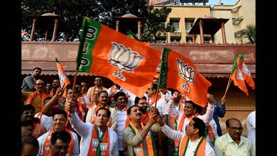 BJP workers celebrate party's victory in Rajasthan, Madhya Pradesh and Chhattisgarh at Shivaji Maharaj Chowk Vashi in Navi Mumbai on Sunday. (HT PHOTO) BJP workers celebrate party's victory in Rajasthan, Madhya Pradesh and Chhattisgarh at Shivaji Maharaj Chowk Vashi in Navi Mumbai on Sunday. (HT PHOTO)