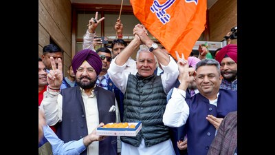 Bharatiya Janata Party (BJP) Punjab president Sunil Jakhar along with party leaders and workers, in Chandigarh on Sunday. (ANI)