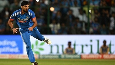 Arshdeep Singh bowls during the fifth T20I between India and Australia at the M. Chinnaswamy Stadium in Bengaluru (AFP)