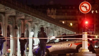 French police secures the access to the Bir-Hakeim bridge after a security incident in Paris (REUTERS)