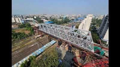 In a major milestone towards building Mumbai’s infrastructure, the Brihanmumbai Municipal Corporation during the intervening night of Saturday and Sunday launched the first girder of Gokhale bridge in Andheri. (Vijay Bate/HT Photo)