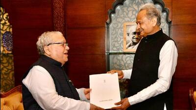 Outgoing chief minister Ashok Gehlot submits resignation to Rajasthan governor Kalraj Mishra, in Jaipur on Sunday (HT Photo) Outgoing chief minister Ashok Gehlot submits resignation to Rajasthan governor Kalraj Mishra, in Jaipur on Sunday (HT Photo)