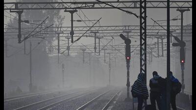 People wait at the Tilak Bridge railway station on a foggy Sunday morning, in New Delhi. (Arvind Yadav/HT PHOTO) People wait at the Tilak Bridge railway station on a foggy Sunday morning, in New Delhi. (Arvind Yadav/HT PHOTO)