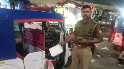 Police removing side seat in auto rickshaws of Agra on Saturday night, after 6 people died in an accident. (HT photo)