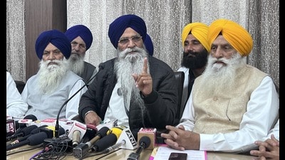 Shiromani Gurdwara Parbandhak Committee (SGPC) president Harjinder Singh Dhami (C) addresses a press conference in Amritsar on Sunday. (Sameer Sehgal/HT) Shiromani Gurdwara Parbandhak Committee (SGPC) president Harjinder Singh Dhami (C) addresses a press conference in Amritsar on Sunday. (Sameer Sehgal/HT)