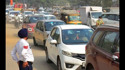 The Ludhiana traffic police are set to launch a crackdown against vehicle owners who have not yet installed High Security Number Plates (HSRP). The department announced the initiation of a special drive scheduled to commence on December 8. (HT photo)