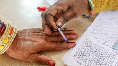 MP election results 2023: A polling official puts a mark with indelible ink on the finger of a voter prior to casting her vote at a polling booth for the Madhya Pradesh Assembly elections. (ANI) MP election results 2023: A polling official puts a mark with indelible ink on the finger of a voter prior to casting her vote at a polling booth for the Madhya Pradesh Assembly elections. (ANI)