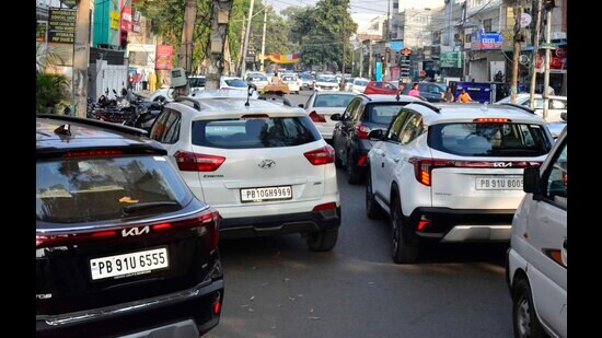 Traffic snarls have become a regular affair at Bhai Randhir Singh Nagar in Ludhiana due to a number of commercial activities running in residential areas. (Manish/ HT)