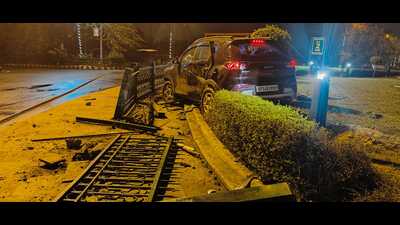 A vehicle broke through the railing of a roundabout in Gomti Nagar, in Lucknow, early on Monday morning. (HT Photo)