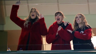 GREEN BAY, WISCONSIN - DECEMBER 03: (L-R) Lyndsay Bell, Taylor Swift and Brittany Mahomes react in a suite during the game between the Kansas City Chiefs and the Green Bay Packers at Lambeau Field on December 03, 2023 in Green Bay, Wisconsin. Stacy Revere/Getty Images/AFP (Photo by Stacy Revere / GETTY IMAGES NORTH AMERICA / Getty Images via AFP) (Getty Images via AFP) GREEN BAY, WISCONSIN - DECEMBER 03: (L-R) Lyndsay Bell, Taylor Swift and Brittany Mahomes react in a suite during the game between the Kansas City Chiefs and the Green Bay Packers at Lambeau Field on December 03, 2023 in Green Bay, Wisconsin. Stacy Revere/Getty Images/AFP (Photo by Stacy Revere / GETTY IMAGES NORTH AMERICA / Getty Images via AFP) (Getty Images via AFP)