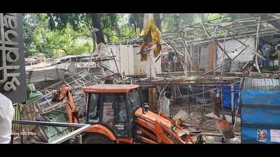 As part of the demolition drive, the PMC cleared nearly 7,000 square feet of area. The PMC employed JCB, gas cutters and took the help of the Shivajinagar police for the drive. (HT PHOTO) As part of the demolition drive, the PMC cleared nearly 7,000 square feet of area. The PMC employed JCB, gas cutters and took the help of the Shivajinagar police for the drive. (HT PHOTO)