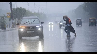 Heavy rain in Gomti Nagar area in Lucknow on Monday. (HT Photo) Heavy rain in Gomti Nagar area in Lucknow on Monday. (HT Photo)