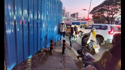 PMC has initiated “Mission 15” wherein it has identified 15 arterial roads where encroachments and illegal banners will be removed even as the stretches will be revamped by filling potholes, clearing stormwater lines, repair of streetlights, and resurfacing of roads. (HT PHOTO) PMC has initiated “Mission 15” wherein it has identified 15 arterial roads where encroachments and illegal banners will be removed even as the stretches will be revamped by filling potholes, clearing stormwater lines, repair of streetlights, and resurfacing of roads. (HT PHOTO)