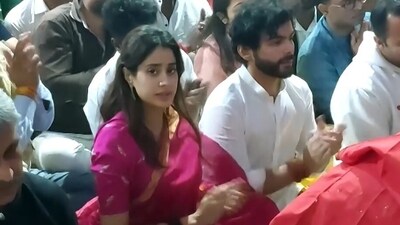 Janhvi Kapoor and Shikhar Pahariya at Mahakaleshwar temple. Janhvi Kapoor and Shikhar Pahariya at Mahakaleshwar temple.
