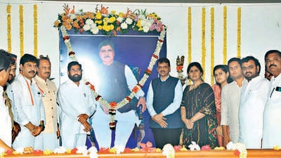 Pankaja, Fadnavis share stage, signal a truce after years Pankaja, Fadnavis share stage, signal a truce after years
