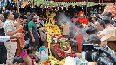 Arjuna died on Monday in a fight with a wild elephant, during an operation to capture the wild elephants in Sakaleshapura. Arjuna died on Monday in a fight with a wild elephant, during an operation to capture the wild elephants in Sakaleshapura.